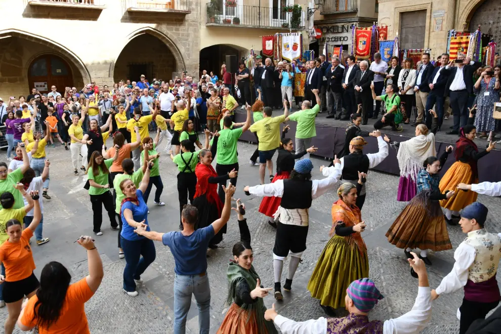 En la cita participan más de mil personas de 31 casas aragonesas de España y Toulouse, 23 grupos folclóricos y dos grupos locales.