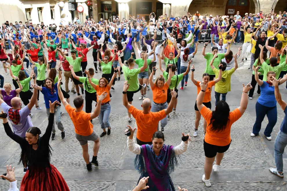 En la cita participan más de mil personas de 31 casas aragonesas de España y Toulouse, 23 grupos folclóricos y dos grupos locales.