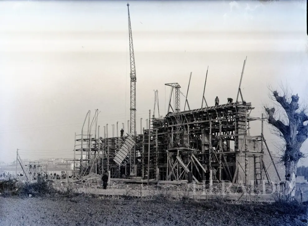 Más de 350 obreros trabajaron para construir en un solo año el estadio de La Romareda.