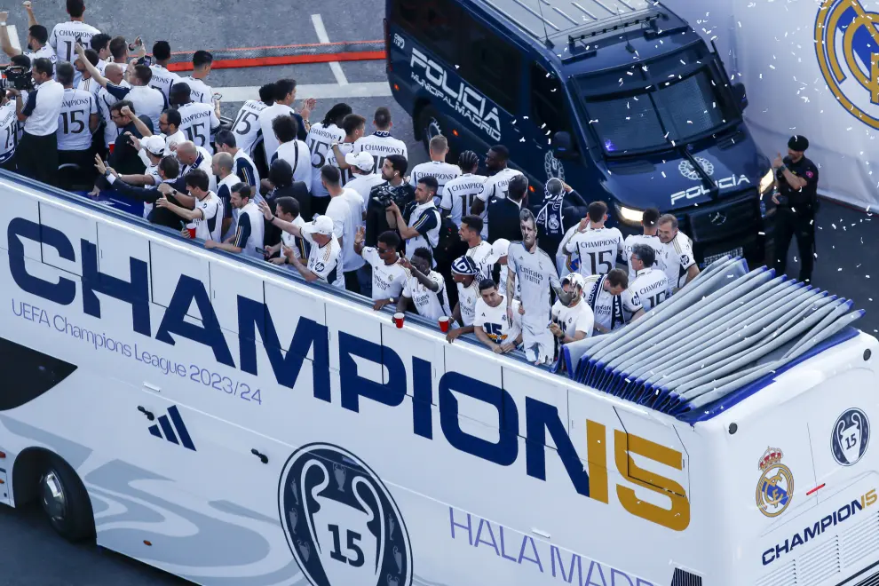 Players of Real Madrid celebrate as they arrive on a bus on the Plaza Cibeles square at Cibeles Fount during the celebration of Real Madrid after winning their 15th UEFA Champions League title against Borussia Dortmund in London on June 02, 2024, in Madrid, Spain...AFP7 ..02/06/2024 ONLY FOR USE IN SPAIN [[[EP]]]