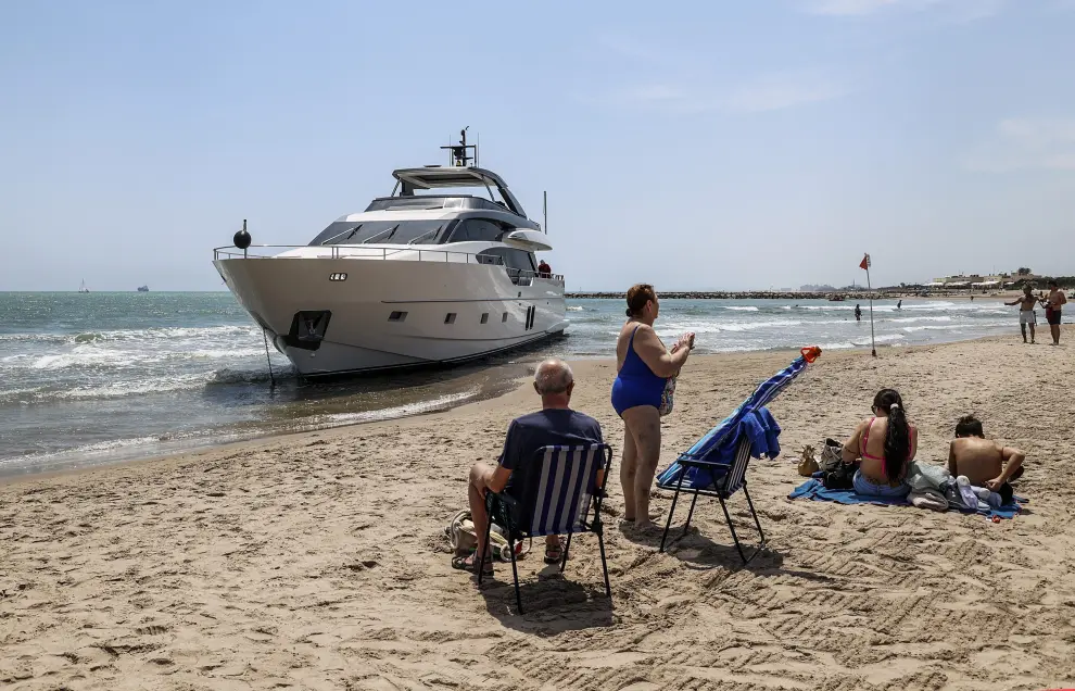 El Ministerio de Transportes y Movilidad Sostenible, a través de la Capitanía Marítima de Valencia, investiga las causas por las que el yate Nordic Lily, de bandera de Gran Bretaña, quedó varado el domingo 4 de junio en la playa de Pinedo.