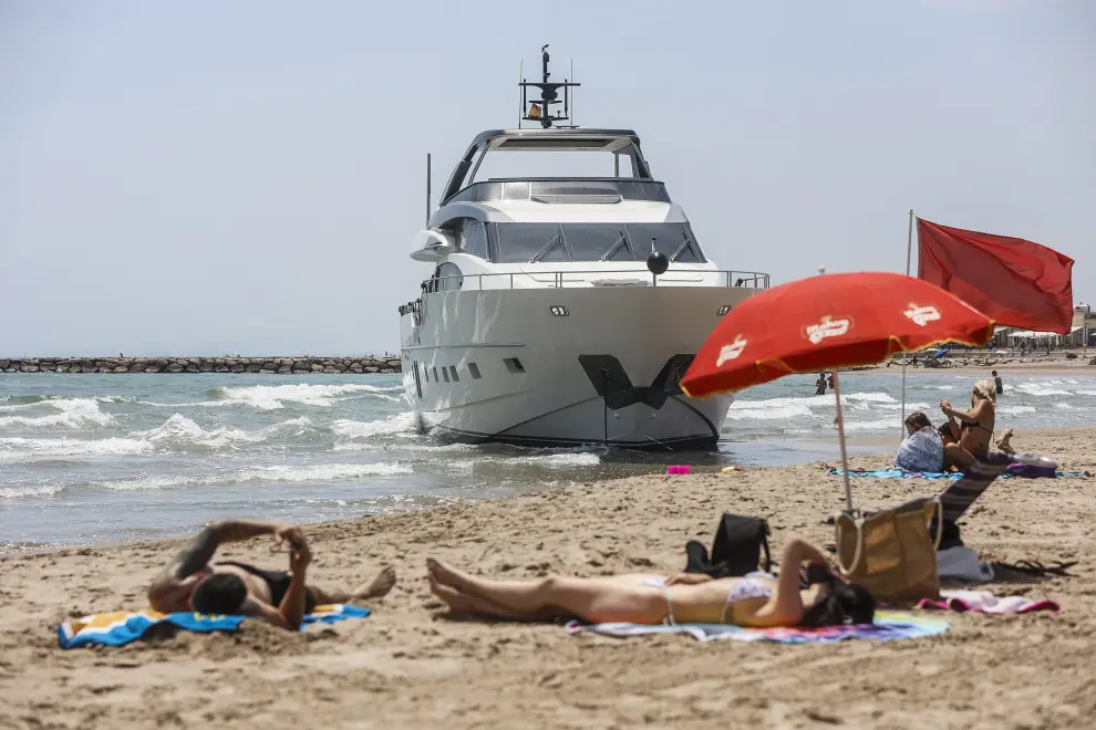 El Ministerio de Transportes y Movilidad Sostenible, a través de la Capitanía Marítima de Valencia, investiga las causas por las que el yate Nordic Lily, de bandera de Gran Bretaña, quedó varado el domingo 4 de junio en la playa de Pinedo.