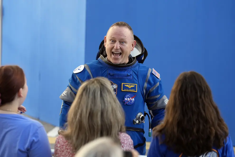 La astronauta de la NASA Butch Wilmore se despide sus familiares momentos previos al despegue.