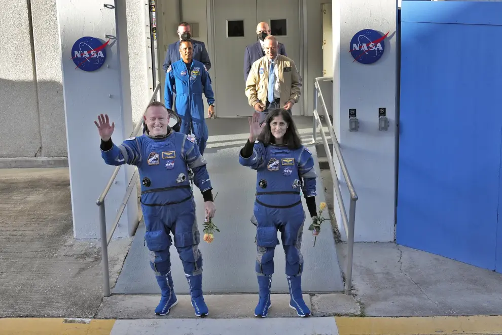 Los astronauta de la NASA se despiden de sus familiares momentos previos al despegue.