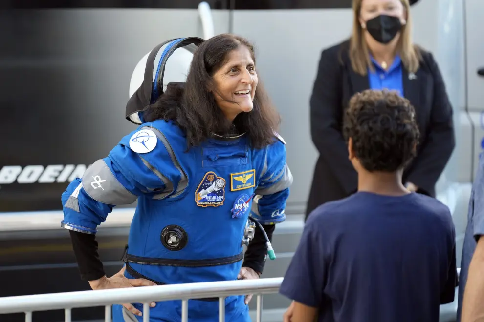Los astronauta de la NASA se despiden de sus familiares momentos previos al despegue.