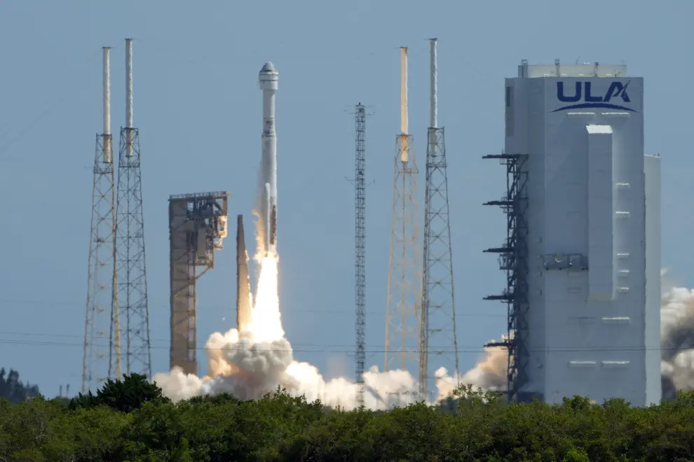 Despega rumbo a la EEI la primera misión espacial tripulada de Boeing