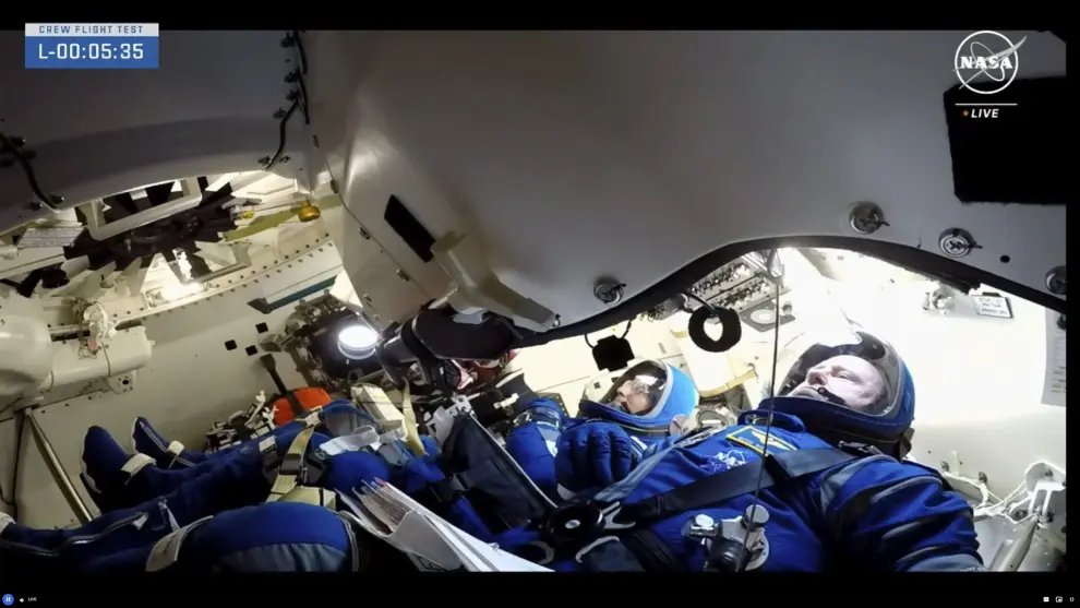 Los astronautas de la NASA en el interior de la nave rumbo a la EEI.