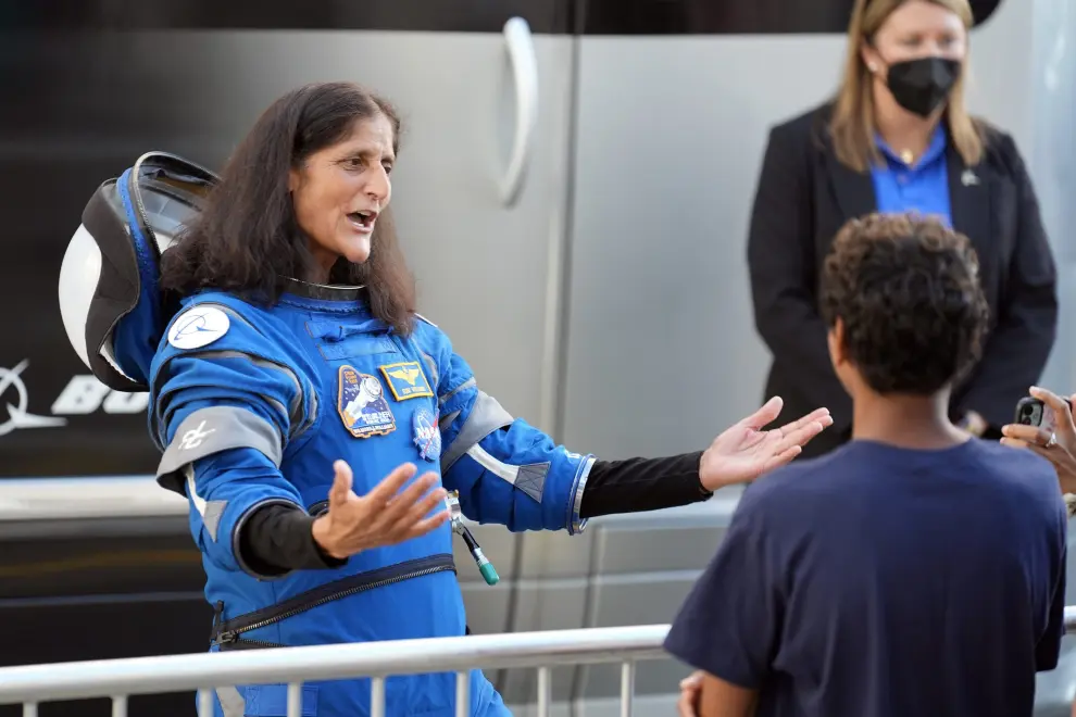La astronauta de la NASA Suni Williams se despide sus familiares momentos previos al despegue.