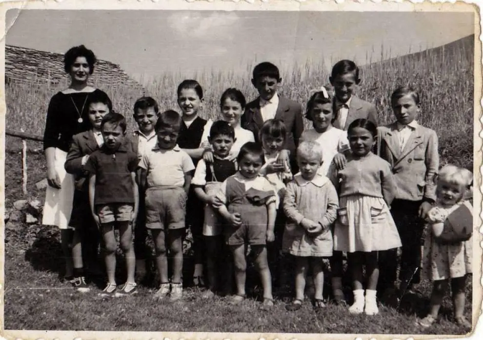 Una imagen de los alumnos de la antigua escuela de Nerín en los años 60.