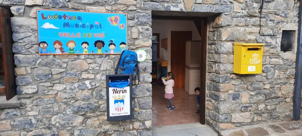 Las niñas estrenan la ludoteca de esta aldea del Pirineo aragonés, donde se abre una "puerta de esperanza" para atraer pobladores al valle de Vió.