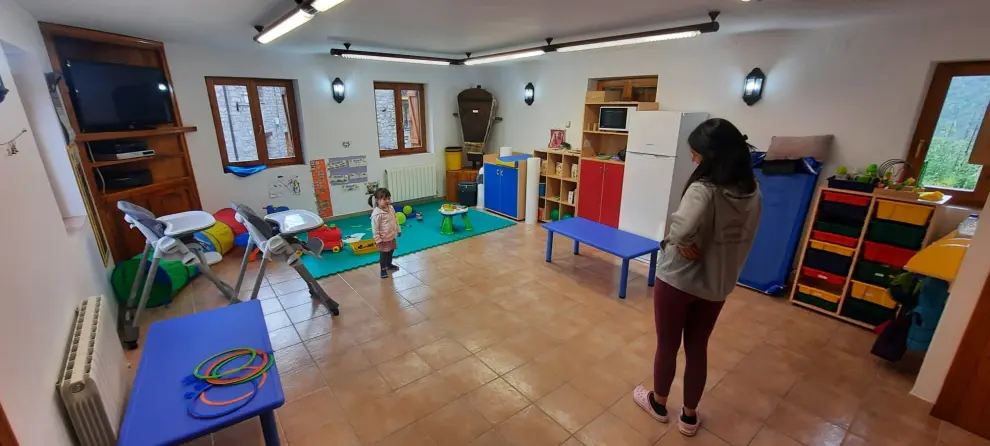 Las niñas estrenan la ludoteca de esta aldea del Pirineo aragonés, donde se abre una "puerta de esperanza" para atraer pobladores al valle de Vió.