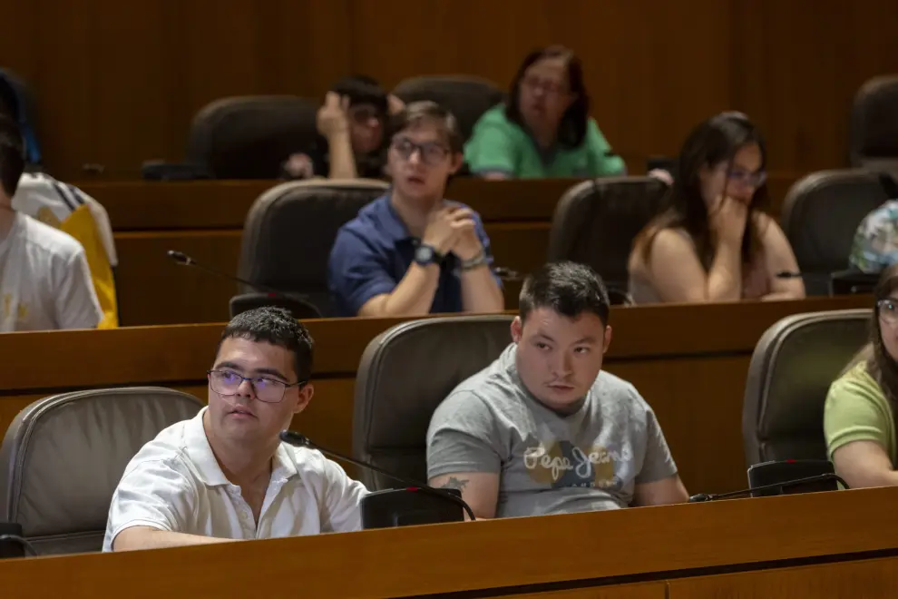 Ensayo del equipo de debate de Fundación Down Zaragoza en las Cortes de Aragón