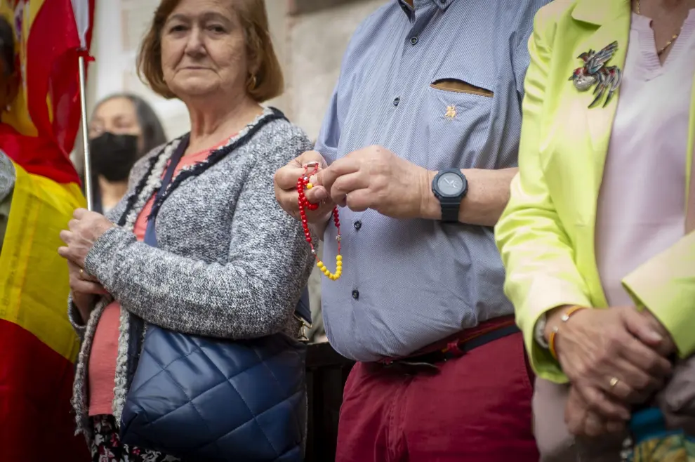 Cerca de un centenar de personas se han congregado la tarde de este sábado junto a la sede del PSOE en la madrileña calle de Ferraz para rezar contra la ley de amnistía, después de que la Justicia autorizara la protesta pese a realizarse en la jornada de reflexión previa a las elecciones europeas.