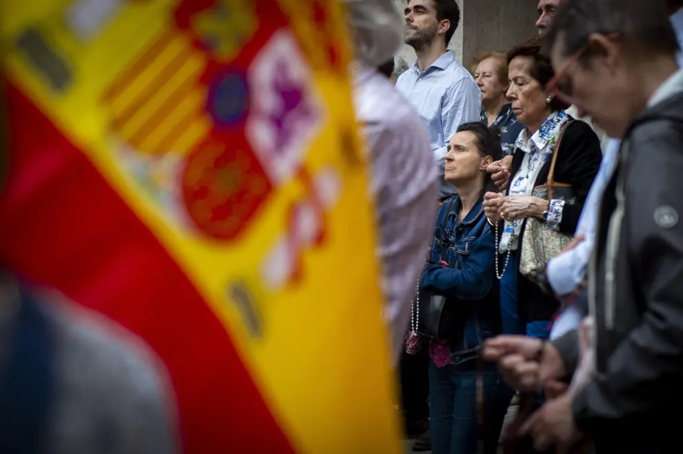 Cerca de un centenar de personas se han congregado la tarde de este sábado junto a la sede del PSOE en la madrileña calle de Ferraz para rezar contra la ley de amnistía, después de que la Justicia autorizara la protesta pese a realizarse en la jornada de reflexión previa a las elecciones europeas.