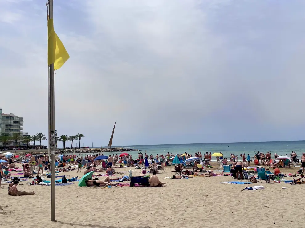 La playa de Salou se llena de bañistas a las puertas del verano
