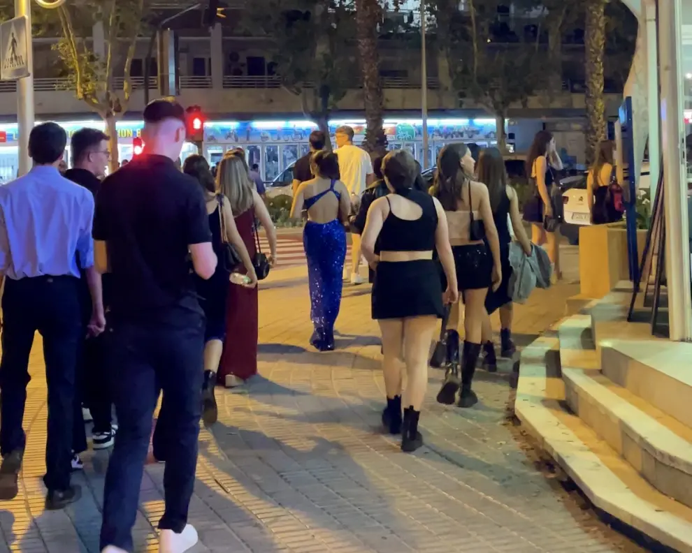 Primera noche de fiesta en Salou de los estudiantes aragoneses que celebran haber terminado la Evau.