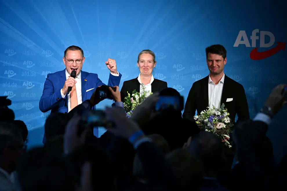 Rene Aust candidate for the European election for the AfD, Alternative for Germany (AfD) party co-leaders Alice Weidel and Tino Chrupalla address party members after the polls closed in the European Parliament elections, in Berlin, Germany, June 9, 2024. REUTERS/Annegret Hilse [[[REUTERS VOCENTO]]]