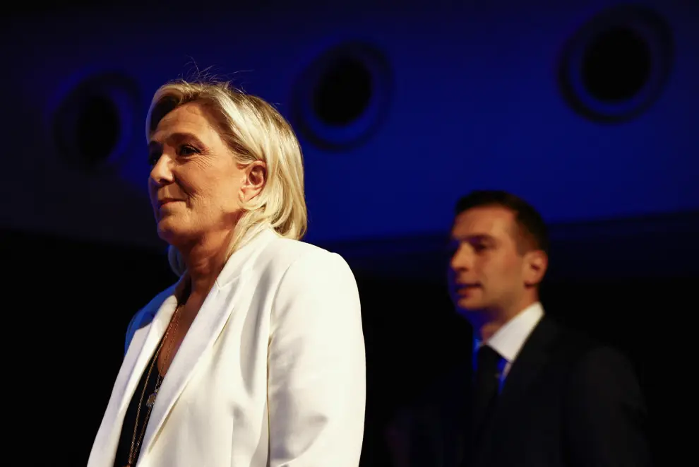 French Jordan Bardella, President of the French far-right National Rally (Rassemblement National - RN) party and head of the RN list for the European elections, and Marine Le Pen, President of the French far-right National Rally party parliamentary group, take the stage to address party members after the polls closed during the European Parliament elections, in Paris, France, June 9, 2024. REUTERS/Sarah Meyssonnier [[[REUTERS VOCENTO]]]