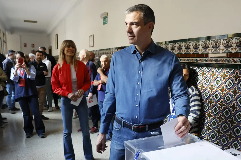 El presidente del Gobierno, Pedro Sánchez, ejerce su derecho en Madrid, este domingo, en el que más de 38 millones de españoles están convocados para elegir a los 61 eurodiputados que representarán a España en el Parlamento Europeo.
