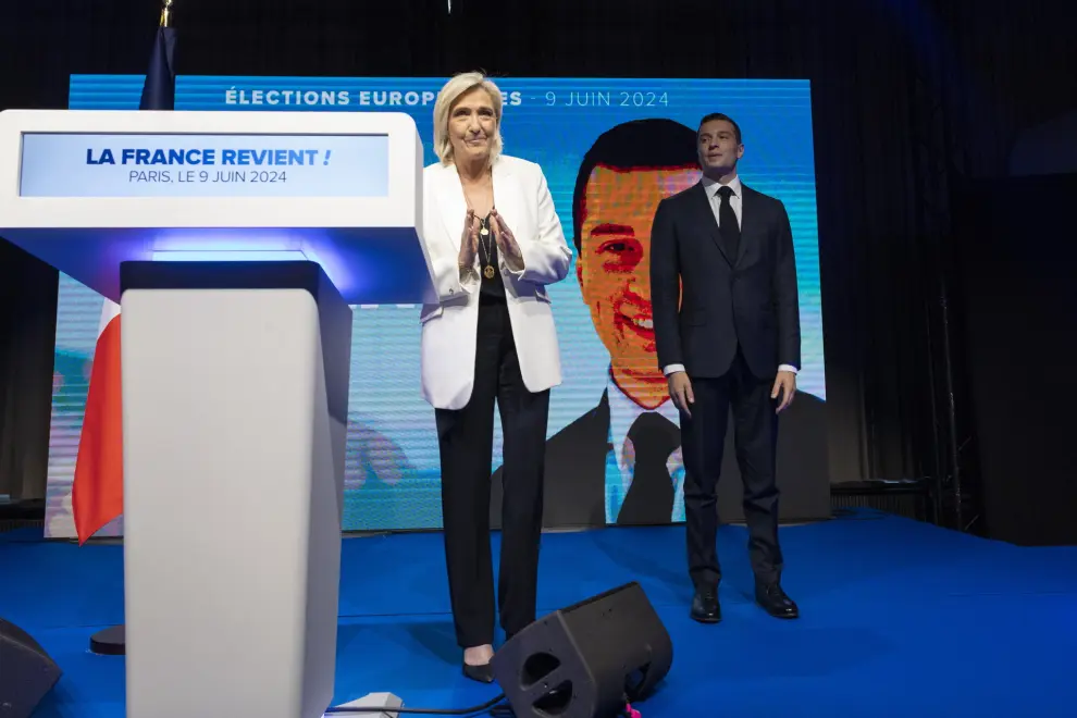 Paris (France), 09/06/2024.- National Rally parliamentary party leader Marine Le Pen (L), standing next to leader Jordan Bardella (R), thanks the audience after delivering a speech at the electoral party of the French right-wing party National Rally (Rassemblement National or RN) in Paris, France, 09 June 2024, after the first results of the European elections. The list of the Rassemblement National, led by party chief Jordan Bardella, is given winner in France according to first estimations after polls. (Elecciones, Francia, Jordania) EFE/EPA/ANDRE PAIN
