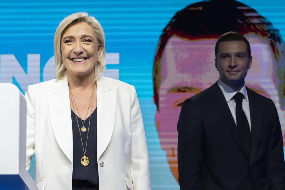 Paris (France), 09/06/2024.- National Rally parliamentary party leader Marine Le Pen (L), standing next to leader Jordan Bardella (R), smiles after delivering a speech at the electoral party of the French right-wing party National Rally (Rassemblement National or RN) in Paris, France, 09 June 2024, after the first results of the European elections. The list of the Rassemblement National, led by party chief Jordan Bardella, is given winner in France according to first estimations after polls. (Elecciones, Francia, Jordania) EFE/EPA/ANDRE PAIN