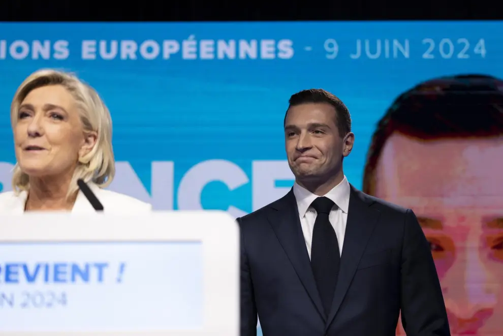 Paris (France), 09/06/2024.- National Rally leader Jordan Bardella (R) reacts as parliamentary party leader Marine Le Pen (L) delivers a speech at the electoral party of the French right-wing party National Rally (Rassemblement National or RN) in Paris, France, 09 June 2024, after the first results of the European elections. The list of the Rassemblement National, led by party chief Jordan Bardella, is given winner in France according to first estimations after polls. (Elecciones, Francia, Jordania) EFE/EPA/ANDRE PAIN
