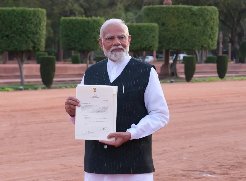 New Delhi (India), 07/06/2024.- Indian Prime Minister Narendra Modi, shows a letter by Indian President Droupadi Murmu, inviting him to form the Indian Government while delivering a speech after meeting Indian President at the presidential official residence Rashtrapati Bhavan, in New Delhi, India, 07 June 2024. Narendra Modi will be sworn-in as Indian Prime Minister on 09 June 2024. (Nueva Delhi) EFE/EPA/T. NARAYAN
