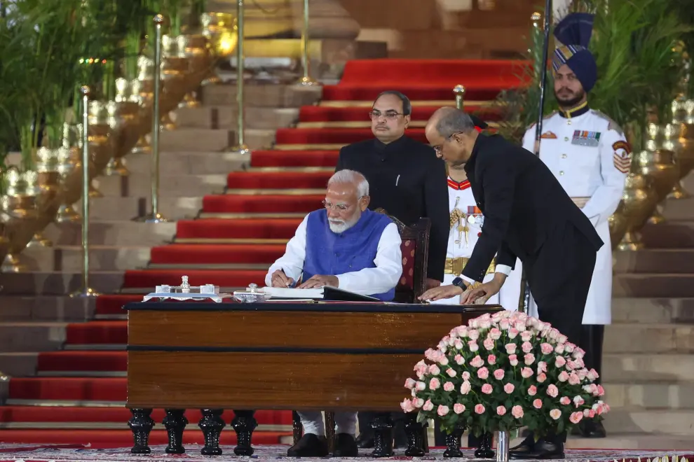 New Delhi (India), 09/06/2024.- India's Bharatiya Janata Party (BJP) leader, Narendra Modi (L, front) signs after taking oath as India's Prime Minister during the swearing-in ceremony at the presidential palace in New Delhi, India, 09 June 2024. Indian Prime Minister Modi, 73, has been sworn in for a third consecutive term after the BJP and its alliance party scored a majority in the parliamentary elections, which were held over seven phases between 19 April and 01 June 2024. (Elecciones, Nueva Delhi) EFE/EPA/RAJAT GUPTA
