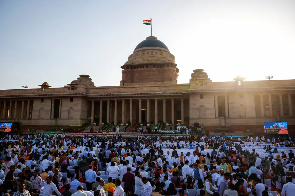 People gather on the day of Indias Prime Minister Narendra Modis swearing-in ceremony at the presidential palace in New Delhi, India, June 9, 2024. REUTERS/Adnan Abidi [[[REUTERS VOCENTO]]]