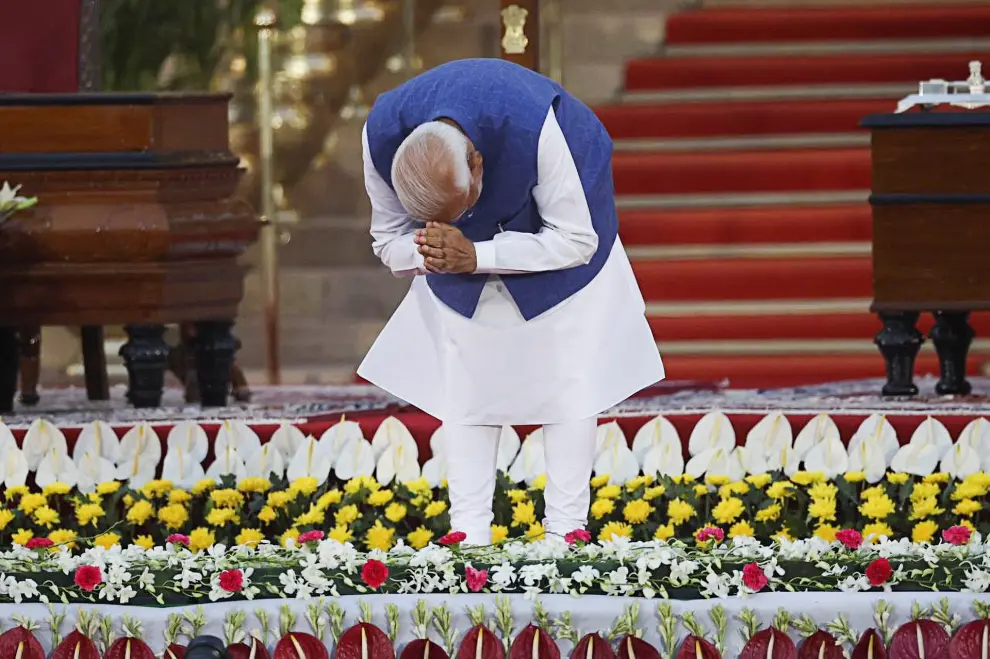 Indias Prime Minister Narendra Modi bows during a swearing-in ceremony at the presidential palace in New Delhi, India, June 9, 2024. REUTERS/Adnan Abidi [[[REUTERS VOCENTO]]]
