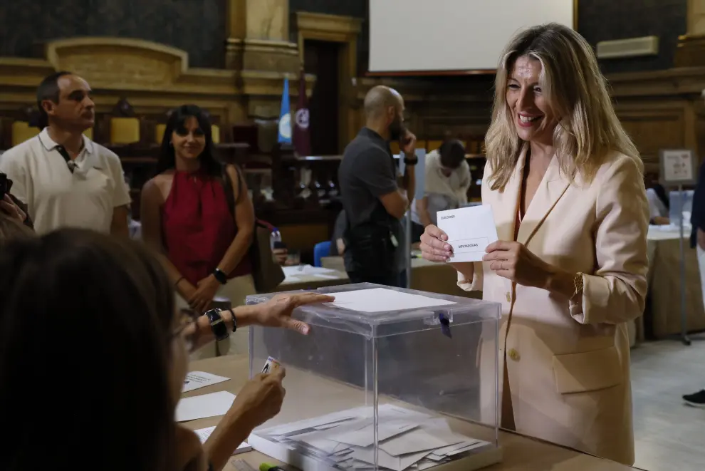 La líder de Sumar y vicepresidenta segunda del Gobierno, Yolanda Díaz, vota en las elecciones al Parlamento Europeo en un colegio electoral de Madrid.