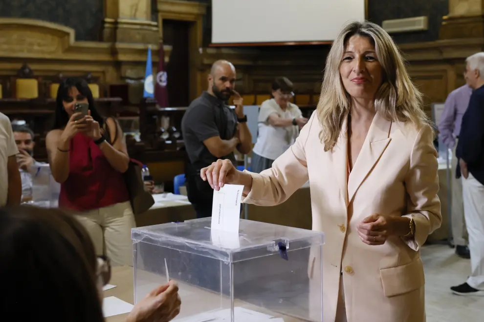 La líder de Sumar y vicepresidenta segunda del Gobierno, Yolanda Díaz, vota en las elecciones al Parlamento Europeo en un colegio electoral de Madrid.