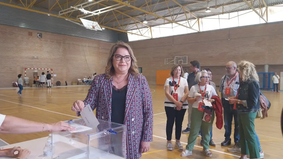 Rosa Serrano, candidata del PSOE a las elecciones europeas, vota en Huesca.