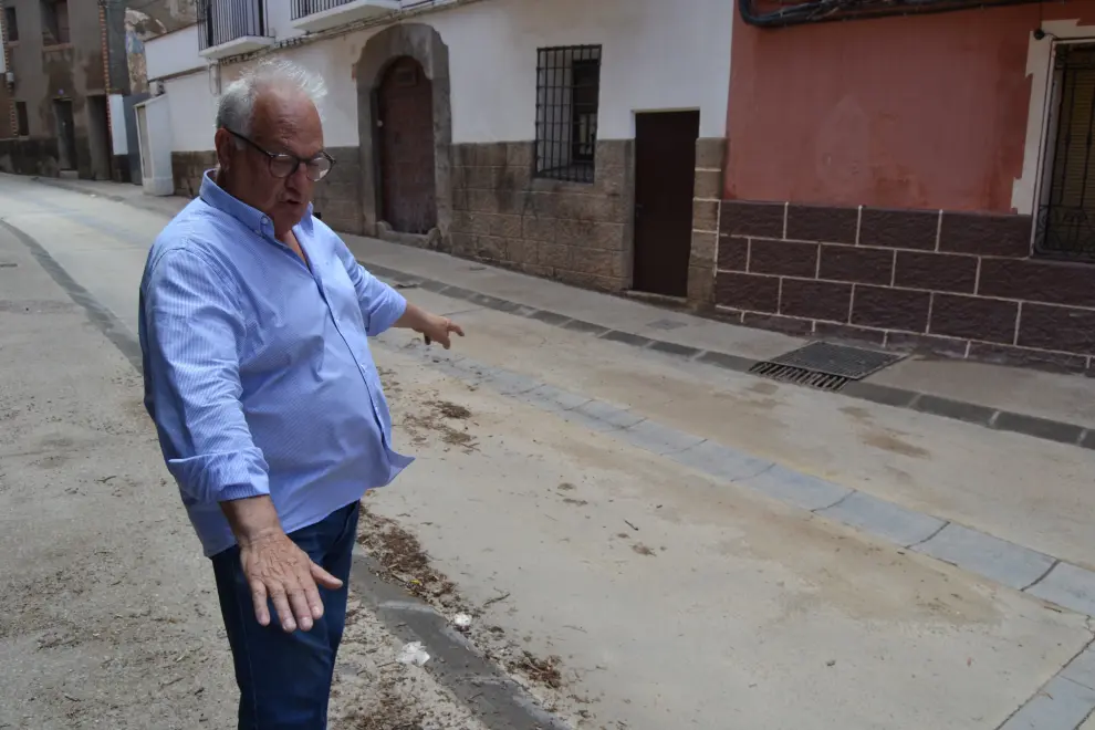 Tormentas en Ricla: Santiago López, vecino de la calle Arrabal, durante las labores para retirar parte de lo que ha arrastrado la riada