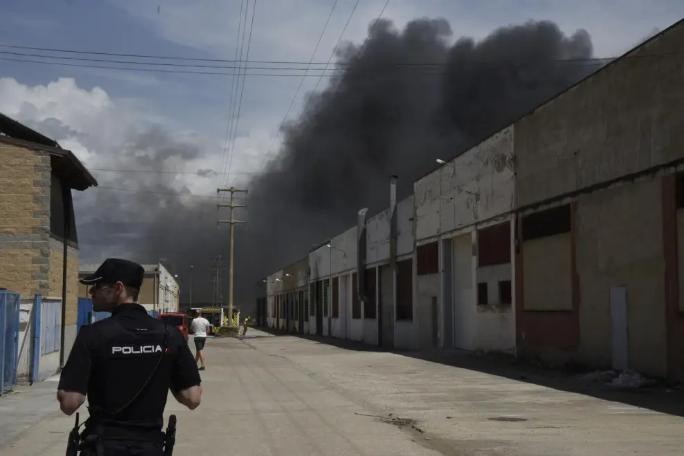 Un virulento incendio destruye dos naves en el polígono Monzú de Huesca