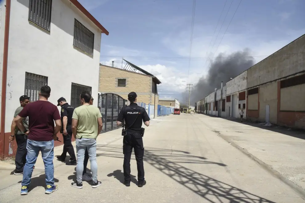 Un virulento incendio destruye dos naves en el polígono Monzú de Huesca