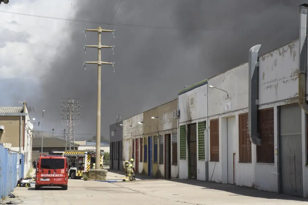 Un virulento incendio destruye dos naves en el polígono Monzú de Huesca