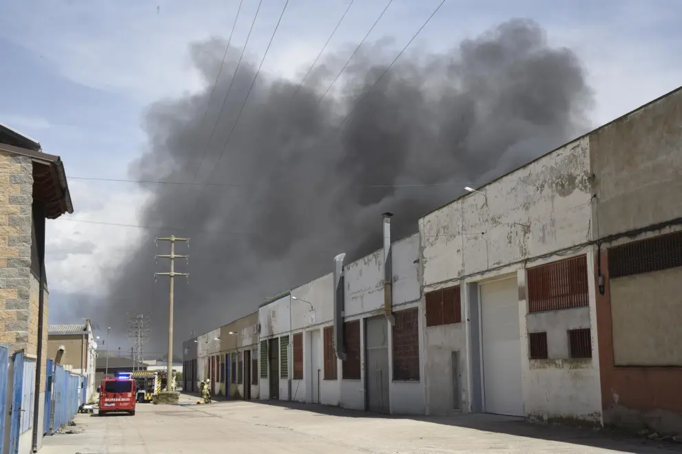 Un virulento incendio destruye dos naves en el polígono Monzú de Huesca