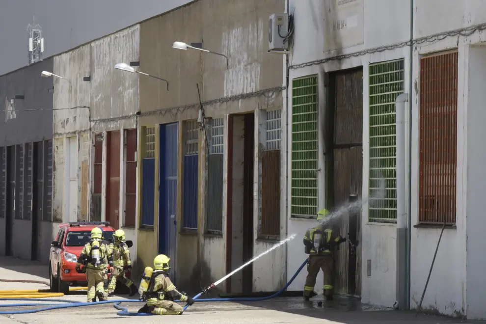 Varias dotaciones de bomberos trabajan en la extinción de un virulento incendio que ha destruido dos naves en el polígono Monzú de Huesca, una de ellas de residuos y otra de construcción.

Varias dotaciones de bomberos trabajan en la extinción de un virulento incendio que ha destruido dos naves en el polígono Monzú de Huesca, una de ellas de residuos y otra de construcción.