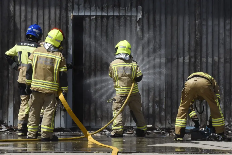 Varias dotaciones de bomberos trabajan en la extinción de un virulento incendio que ha destruido dos naves en el polígono Monzú de Huesca, una de ellas de residuos y otra de construcción.

Varias dotaciones de bomberos trabajan en la extinción de un virulento incendio que ha destruido dos naves en el polígono Monzú de Huesca, una de ellas de residuos y otra de construcción.