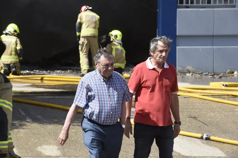 Varias dotaciones de bomberos trabajan en la extinción de un virulento incendio que ha destruido dos naves en el polígono Monzú de Huesca, una de ellas de residuos y otra de construcción.

Varias dotaciones de bomberos trabajan en la extinción de un virulento incendio que ha destruido dos naves en el polígono Monzú de Huesca, una de ellas de residuos y otra de construcción.