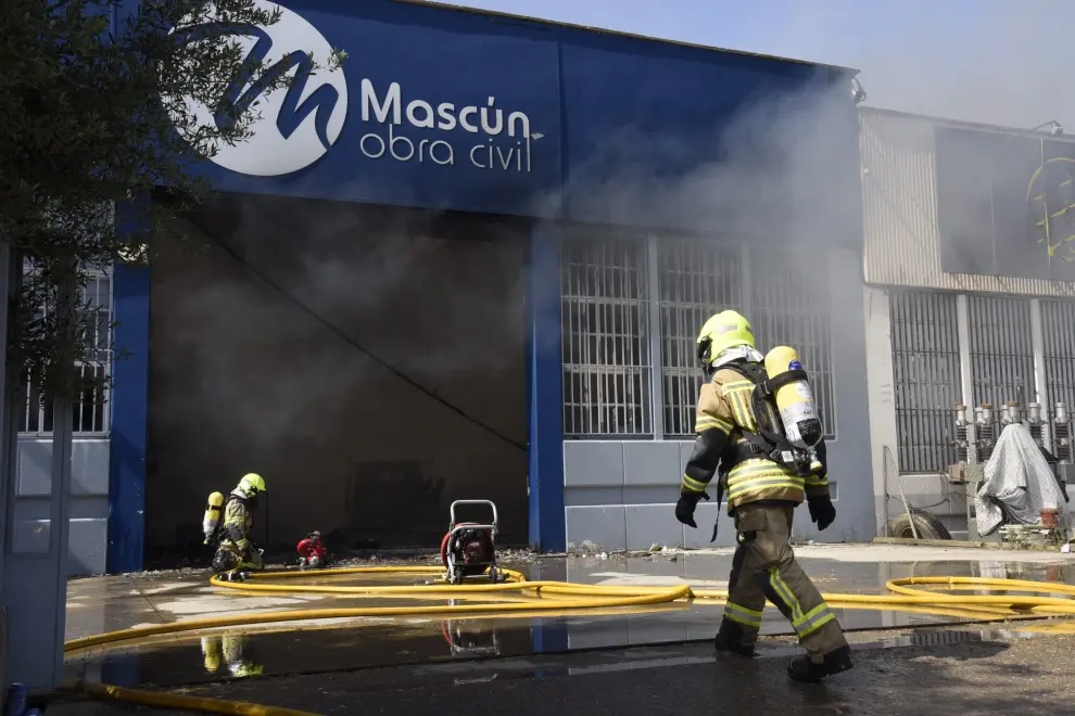 Varias dotaciones de bomberos trabajan en la extinción de un virulento incendio que ha destruido dos naves en el polígono Monzú de Huesca, una de ellas de residuos y otra de construcción.

Varias dotaciones de bomberos trabajan en la extinción de un virulento incendio que ha destruido dos naves en el polígono Monzú de Huesca, una de ellas de residuos y otra de construcción.