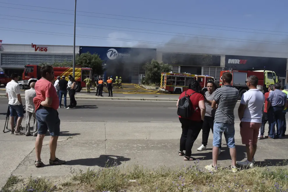 Varias dotaciones de bomberos trabajan en la extinción de un virulento incendio que ha destruido dos naves en el polígono Monzú de Huesca, una de ellas de residuos y otra de construcción.

Varias dotaciones de bomberos trabajan en la extinción de un virulento incendio que ha destruido dos naves en el polígono Monzú de Huesca, una de ellas de residuos y otra de construcción.