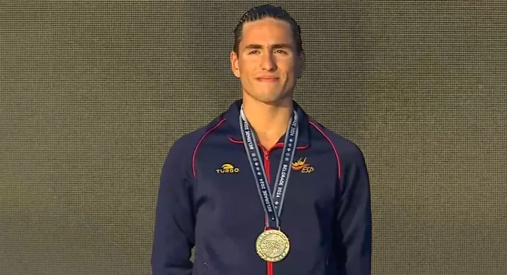 Dennis González, con la medalla de oro en el podio