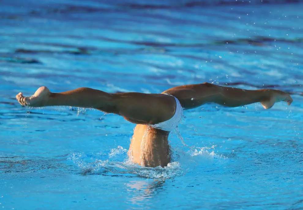 Dennis González, realiza en ejercicio de solo técnico de natación artística en el Europeo de Belgrado