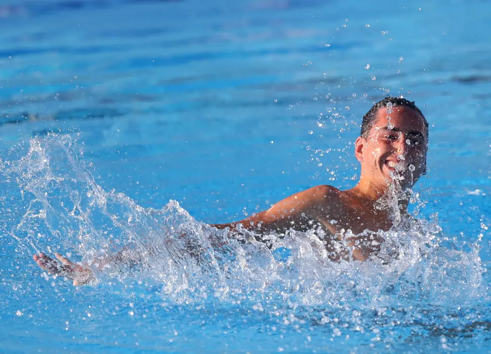 Dennis González, realiza en ejercicio de solo técnico de natación artística en el Europeo de Belgrado