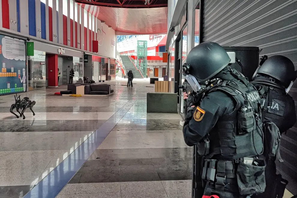 Simulacro de toma de rehenes en el centro comercial Plaza Imperial de Zaragoza