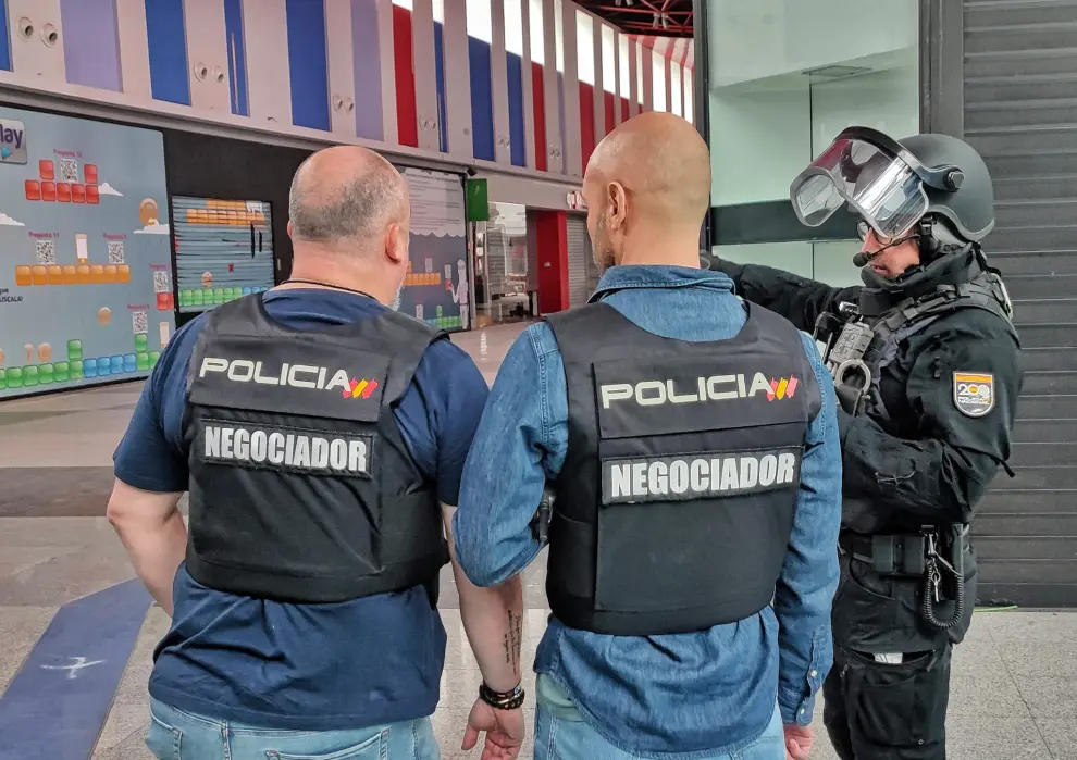 Simulacro de toma de rehenes en el centro comercial Plaza Imperial de Zaragoza