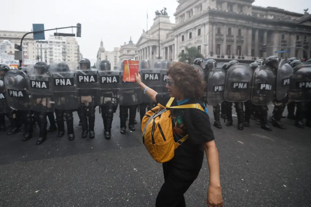 El Senado de Argentina ha aprobado este miércoles por una diferencia mínima la Ley Bases, reforma estrella del presidente argentino, Javier Milei, en una jornada marcada por las protestas y la represión a los manifestantes que han salido a la calle contra la medida.