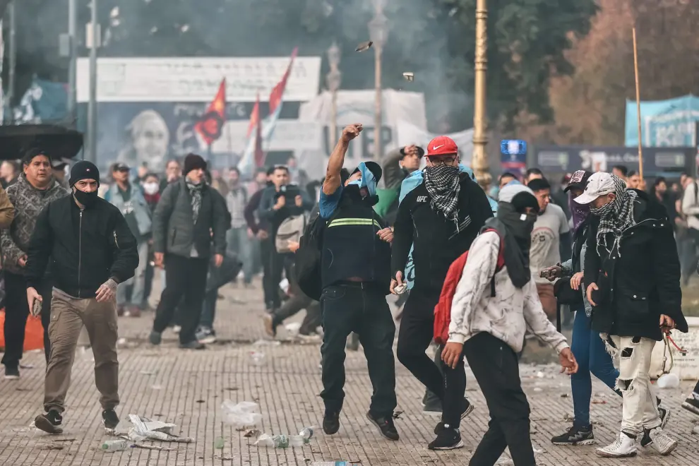 El Senado de Argentina ha aprobado este miércoles por una diferencia mínima la Ley Bases, reforma estrella del presidente argentino, Javier Milei, en una jornada marcada por las protestas y la represión a los manifestantes que han salido a la calle contra la medida.